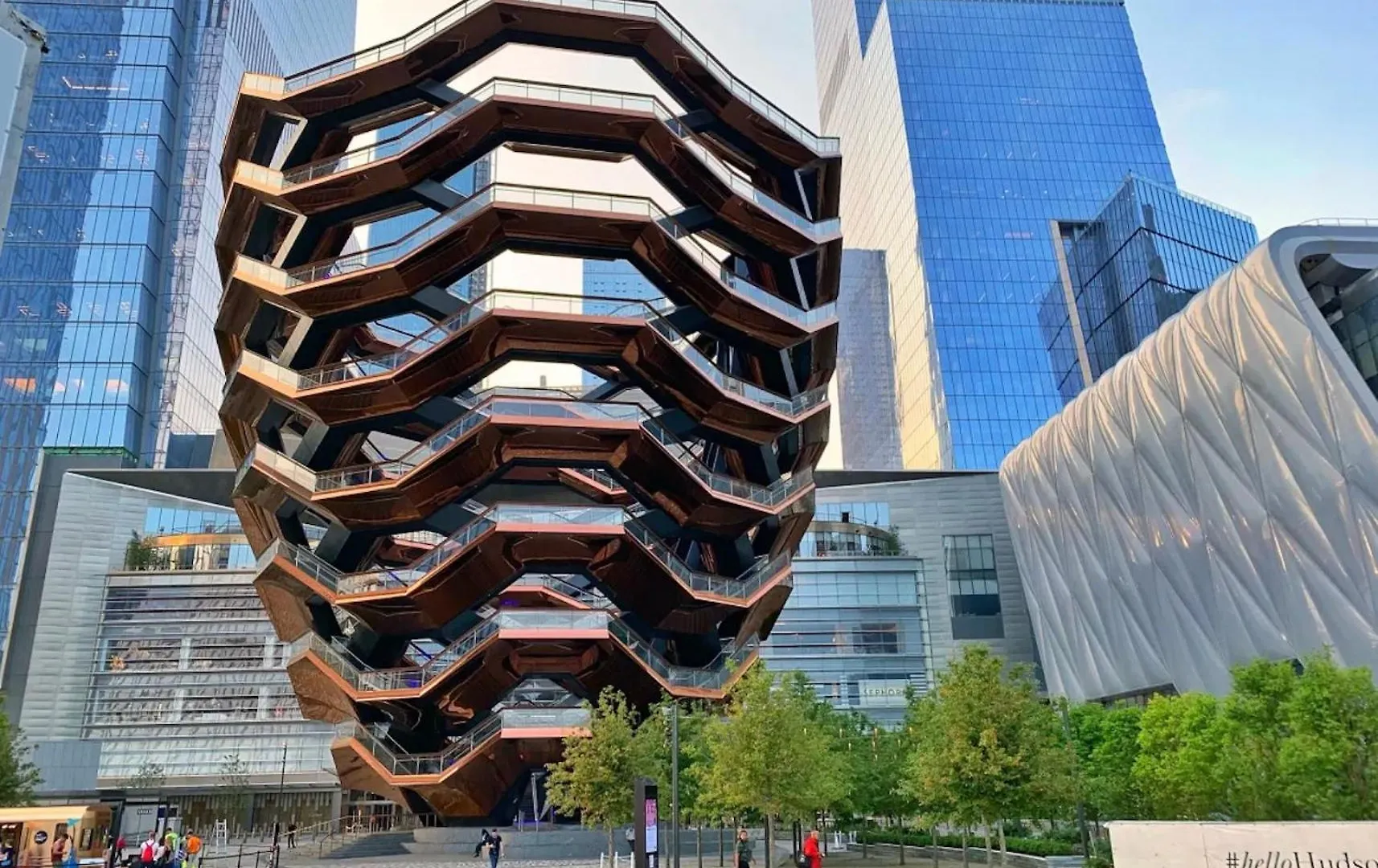 Stay Steps To Times Square, Beyond The Edge, Empire State Building & More! New York