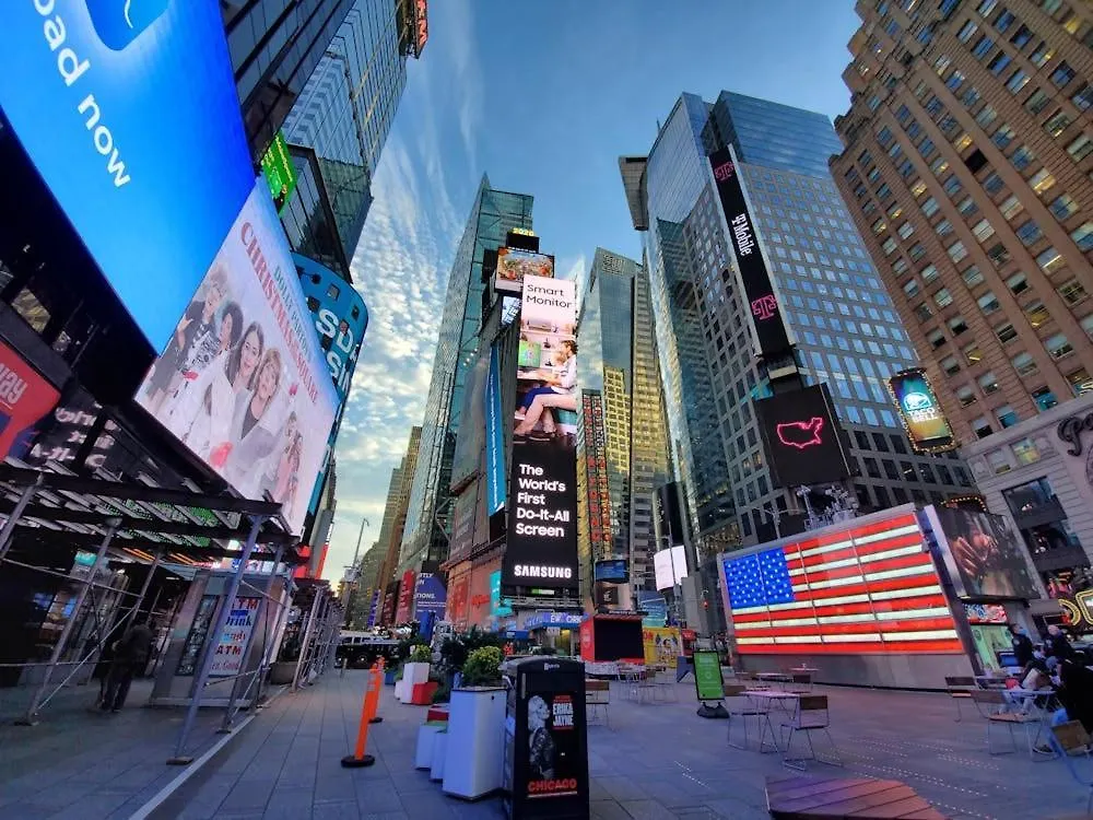Stay Steps To Times Square, Beyond The Edge, Empire State Building & More! New York