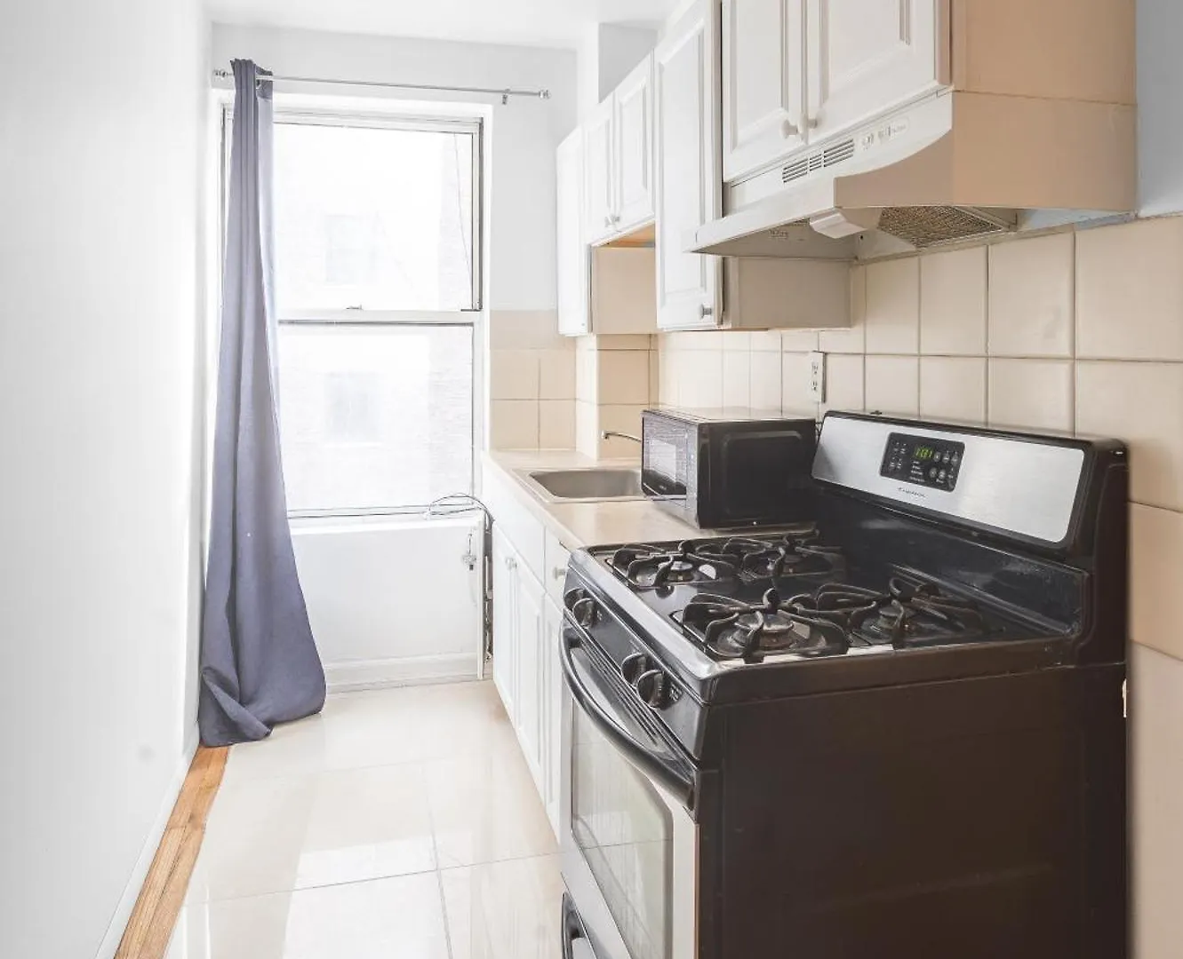 Stay Steps To Times Square, Beyond The Edge, Empire State Building & More! New York