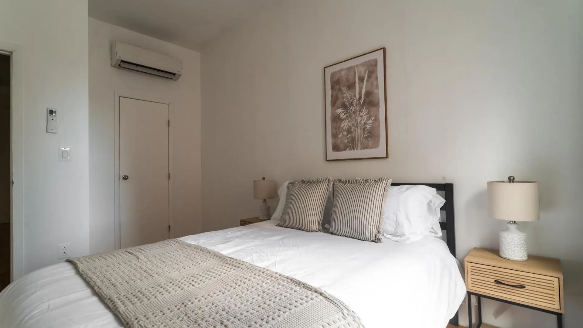 Stay Steps To Times Square, Beyond The Edge, Empire State Building & More! New York